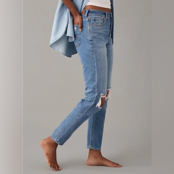 American Eagle Outfitters | Women’s Medium Blue Distressed Mom Jeans, size 4 - Picture 2 of 16